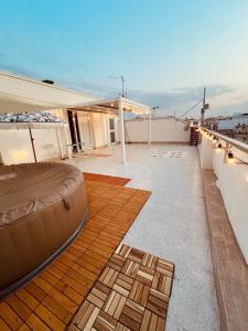 Un balcon sau o terasă la Terrazza Puglia con Jacuzzi Bari Aeroporto