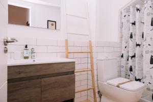 Koupelna v ubytování Ideal en primeira línea de playa by CABANA Rentals + 23 fotografií