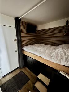 Habitación pequeña con cama y puerta en ARC 2000, Studio rénové 4 couchages, Vue Montagne, en Arc 2000