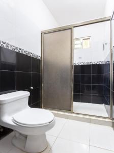 Koupelna v ubytování OYO Hotel Rio