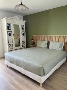 sypialnia z dużym łóżkiem i lustrem w obiekcie Calheta Suites - Vinha & Jardim - Adults-only suites met hottub & zeezicht w mieście Calheta