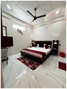 !! AYODHYA HOTEL PRINCE #Fully Air Conditioning Rooms #Free Wi-Fi #Parking #Room Service #Premium Room #Best Hotel In Ayodhya !!客房内的一张或多张床位