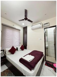 !! AYODHYA HOTEL PRINCE #Fully Air Conditioning Rooms #Free Wi-Fi #Parking #Room Service #Premium Room #Best Hotel In Ayodhya !!客房内的一张或多张床位