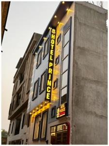 Ayodhya!! AYODHYA HOTEL PRINCE #Fully Air Conditioning Rooms #Free Wi-Fi #Parking #Room Service #Premium Room #Best Hotel In Ayodhya !!的建筑物侧面的酒店标志
