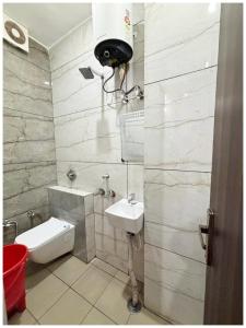 Ayodhya!! AYODHYA HOTEL PRINCE #Fully Air Conditioning Rooms #Free Wi-Fi #Parking #Room Service #Premium Room #Best Hotel In Ayodhya !!的带水槽和马桶的小浴室 更多9张照片