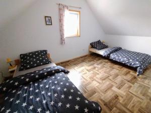 two beds sitting in a room with a window at Agroturystyka Kozianka in Iława
