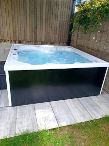 a jacuzziificialificialificialificialificialificialificialificialificialificialificial at Maison hyper centre in Dol-de-Bretagne