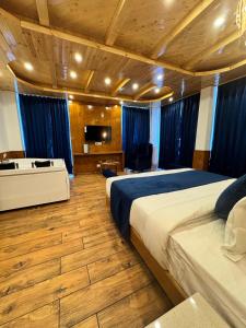 Letto o letti in una camera di White Season Resort - Mountain View With Premium Rooms # Luxury Stay in Manali