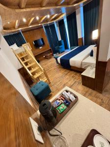 Letto o letti in una camera di White Season Resort - Mountain View With Premium Rooms # Luxury Stay in Manali