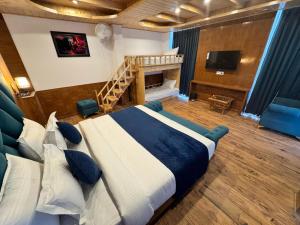 TV o dispositivi per l'intrattenimento presso White Season Resort - Mountain View With Premium Rooms # Luxury Stay in Manali
