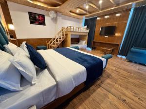 Letto o letti in una camera di White Season Resort - Mountain View With Premium Rooms # Luxury Stay in Manali