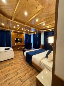 Letto o letti in una camera di White Season Resort - Mountain View With Premium Rooms # Luxury Stay in Manali