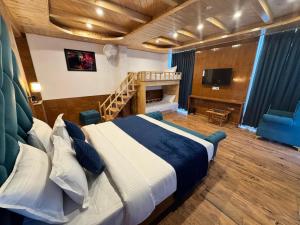 Letto o letti in una camera di White Season Resort - Mountain View With Premium Rooms # Luxury Stay in Manali