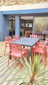 - une table de pique-nique et des chaises sur une terrasse dans l'établissement Avelenn Belle maison de ville avec terrasse, à Concarneau