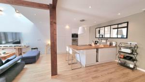 une cuisine et un salon avec un canapé et une table dans l'établissement Avelenn Belle maison de ville avec terrasse, à Concarneau