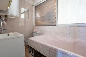 een badkamer met een bad, een toilet en een wastafel bij Jeux de boules 1 - T2 in Le Pradet +17 foto's