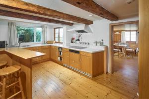 Kuchyň nebo kuchyňský kout v ubytování Bauernhaus am Pfänderhang mit Seeblick