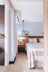 Flat in Mada with pool客房内的一张或多张床位
