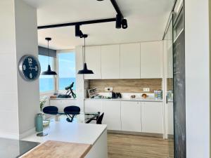Kuchyňa alebo kuchynka v ubytovaní Apartamento Deluxe Torremar