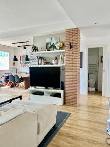 Televízia a/alebo spoločenská miestnosť v ubytovaní Apartamento Deluxe Torremar