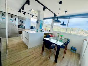 Kuchyňa alebo kuchynka v ubytovaní Apartamento Deluxe Torremar