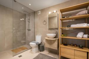 Koupelna v ubytování FREE Breakfast, Villa Dreamcatcher with Outdoor and Indoor Pool, Hot Tub, Playroom and Home Cinema