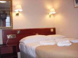 Postel nebo postele na pokoji v ubytování Hyde Park Court Hotel