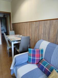 Nice Lake view apartment的休息区