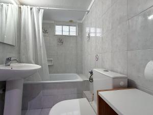 Koupelna v ubytování Zafetty Apartment