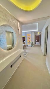 un couloir avec un miroir mural dans l'établissement N8 appartement, 3 Chambres Haut de Gamme, a Deux Pas de l Ocean et du Mall, à Rabat