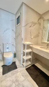 une salle de bains avec toilettes et lavabo dans l'établissement N8 appartement, 3 Chambres Haut de Gamme, a Deux Pas de l Ocean et du Mall, à Rabat 10 autres photos