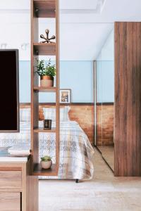 Flat in Mada with pool客房内的一张或多张床位