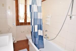 Ένα μπάνιο στο Appartamento Trilocale Acquazzurra +9 φωτογραφίες