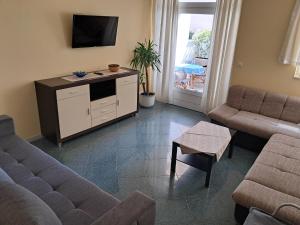 TV a/nebo společenská místnost v ubytování Apartments Melinda