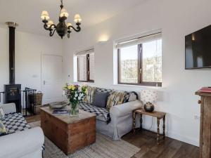 una sala de estar con un sofá y una mesa en 2 Bed in Burnham Market 40757, en Great Bircham