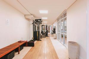 Flat in Mada with pool的健身中心和/或健身设施