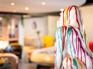 een stapel kleurrijke zuurstokken op een paal bij ibis Styles Brive Ouest in Brive-la-Gaillarde