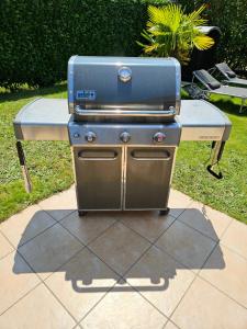 a grill sitting on top of a table at Maison très bien équipée avec piscine et au calme in Bourg-en-Bresse