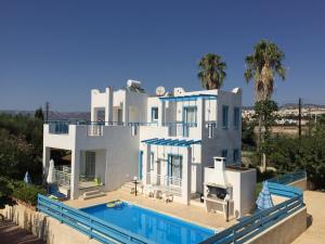 Utsikt mot bassenget på Philippos Paphos villas - villa 3 eller i nærheten