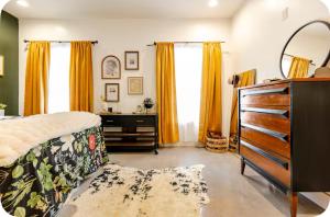 Ένα ή περισσότερα κρεβάτια σε δωμάτιο στο Whiskeys Hideaway