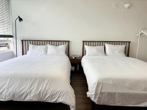 Hongdae apartment 1min subway ChaCha Stay客房内的一张或多张床位