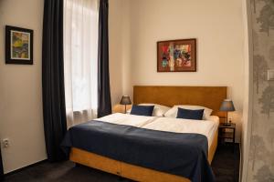 Postel nebo postele na pokoji v ubytování BlueBell Hotel