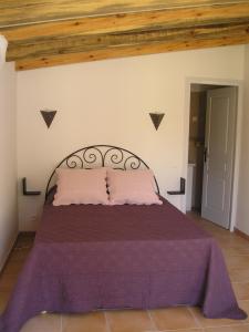 - une chambre avec un grand lit et des draps violets dans l'établissement E Stelle di A Bella Vista, à Bonifacio