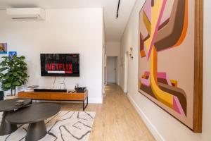 un soggiorno con un grande dipinto sul muro di Two-Bedroom Apartment with Hot Tub in De Waterkant a Città del Capo
