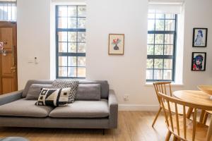 un soggiorno con un divano e un tavolo di Two-Bedroom Apartment with Hot Tub in De Waterkant a Città del Capo