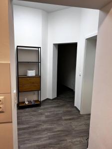 Habitación vacía con pasillo con armario y puerta en FeWo Vermietung Plauen, en Plauen