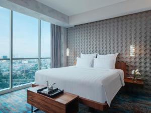 Voodi või voodid majutusasutuse Pullman Jakarta Central Park toas