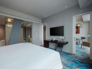 Televiisor ja/või meelelahutuskeskus majutusasutuses Pullman Jakarta Central Park