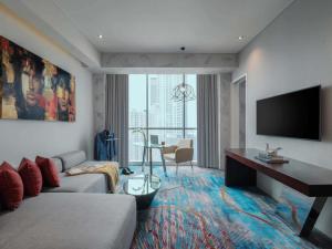 Televiisor ja/või meelelahutuskeskus majutusasutuses Pullman Jakarta Central Park