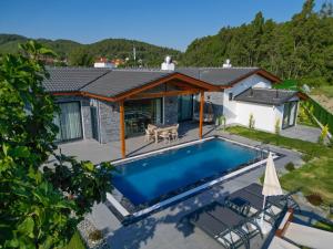 una vista aerea di una casa con piscina di Villaderyadeniz a Kızılyaka